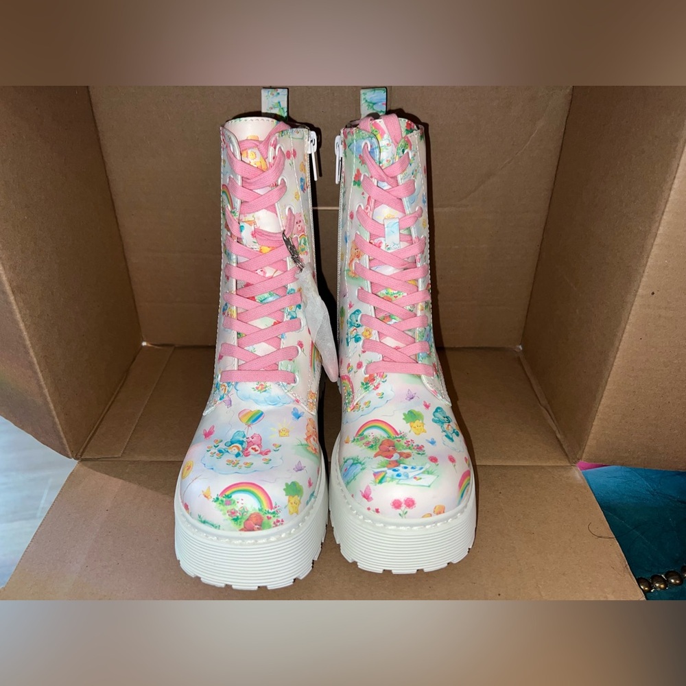 π π» ππΈ NWT HAPPY STEPS COMBAT BOOT
DOLLS KILL X CARE BEARS - Picture 2 of 7